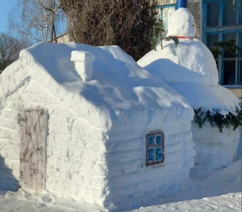 Гигантского снеговика со снежной избушкой соорудили с помощью трактора в волгоградском селе Бурлук