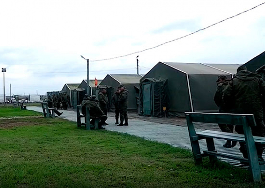 На полигоне с мобилизованными под Волгоградом круглосуточно дежурит военная полиция