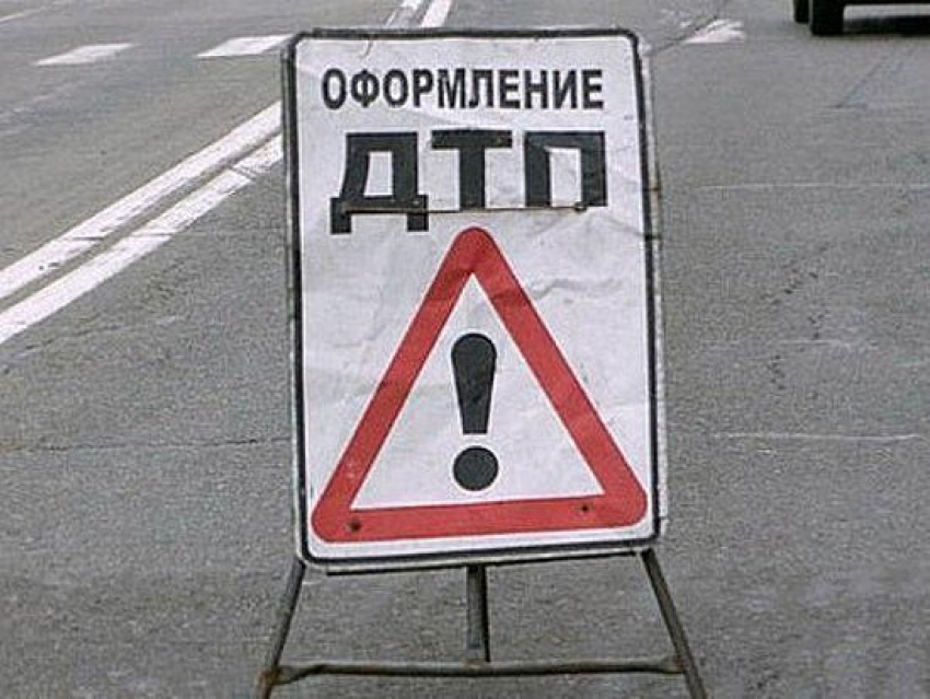 В Урюпинском районе водитель BMW протаранил дерево: 2 погибли, 2 пострадали