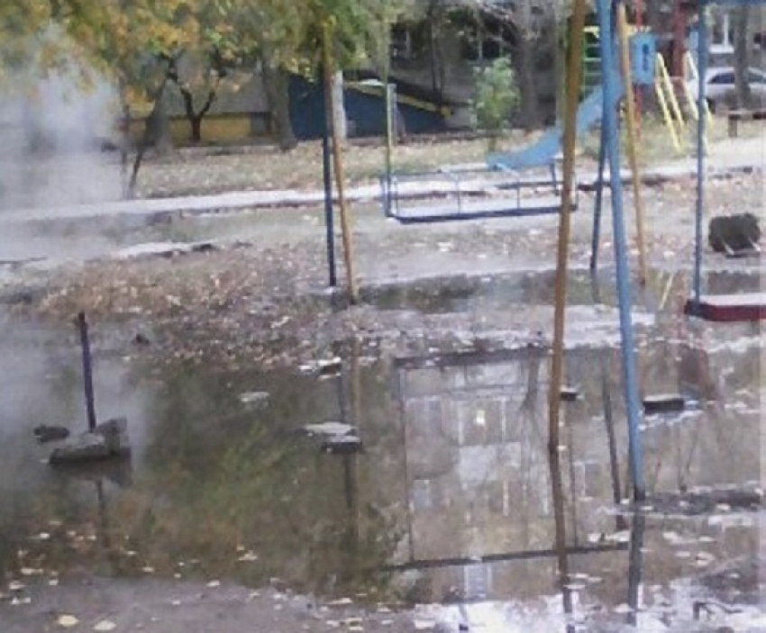 Затопленную детскую площадку волгоградцы предложили использовать для курса молодого бойца