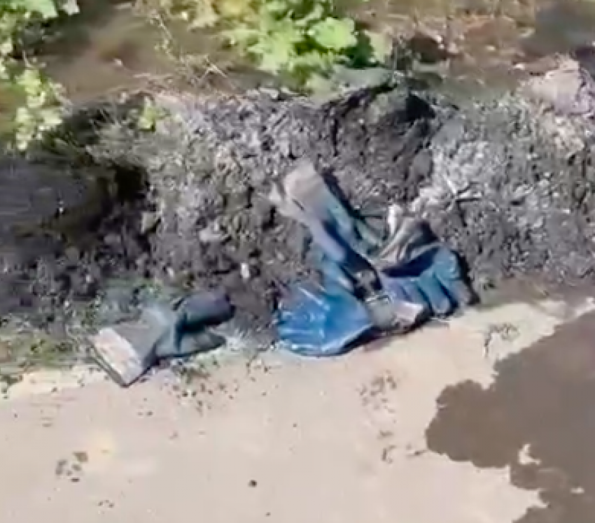 Бетон, перчатки и строймусор: на видео показали, что волгоградцы смывают в канализацию