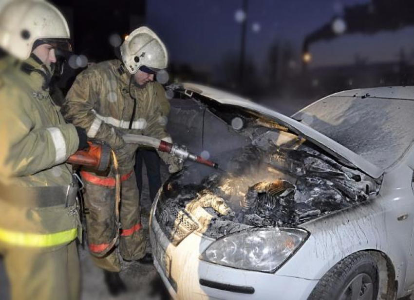 Люксовый BMW, внедорожник и «Газель» сгорели ночью на юге Волгограда 