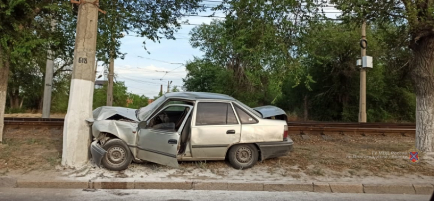 Врезался в столб на полном ходу: на видео попала авария на проспекте Ленина в Волгограде