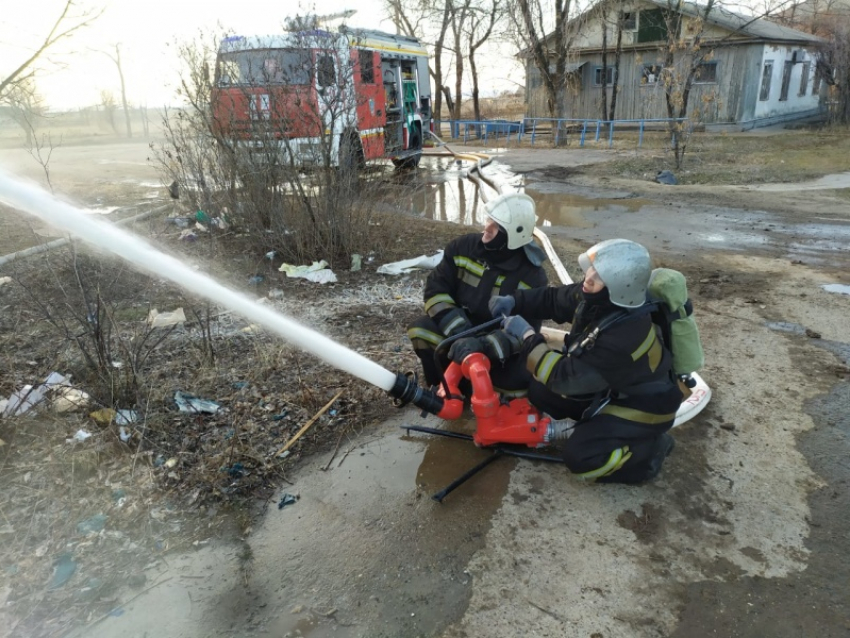 Два ВИП-авто сгорели в Волгоградской области при странных обстоятельствах 