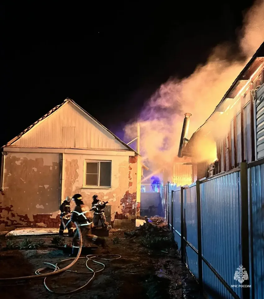 Ночной пожар охватил частный сектор в Волгограде