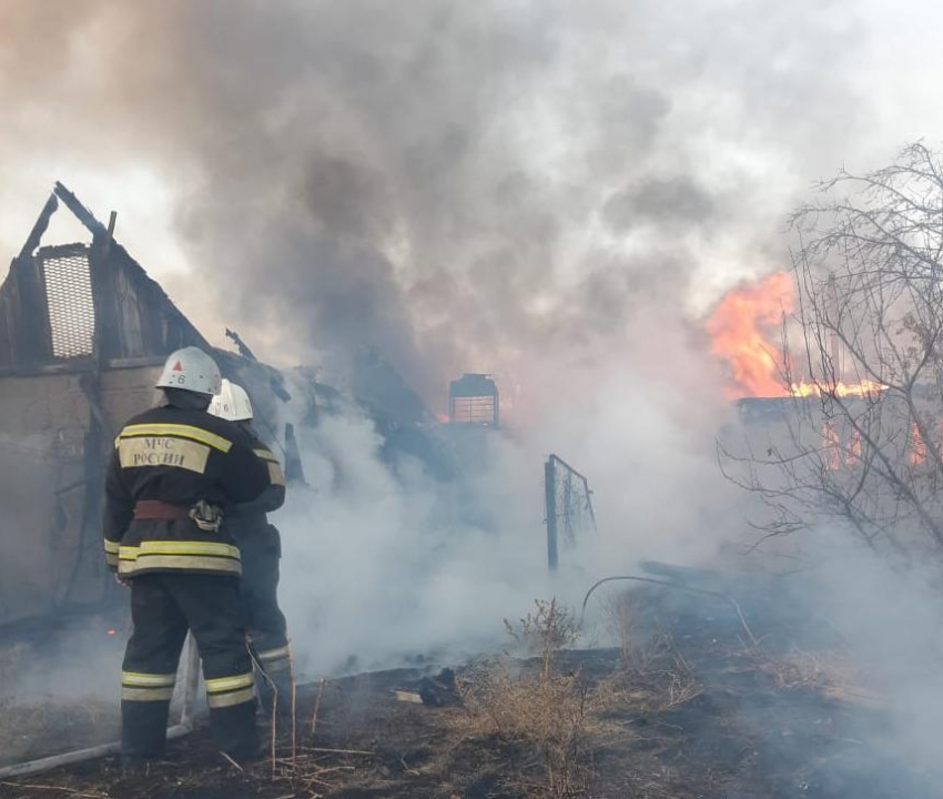 Час тушили пожар: женщина погибла в загоревшейся квартире в Волгоградской области
