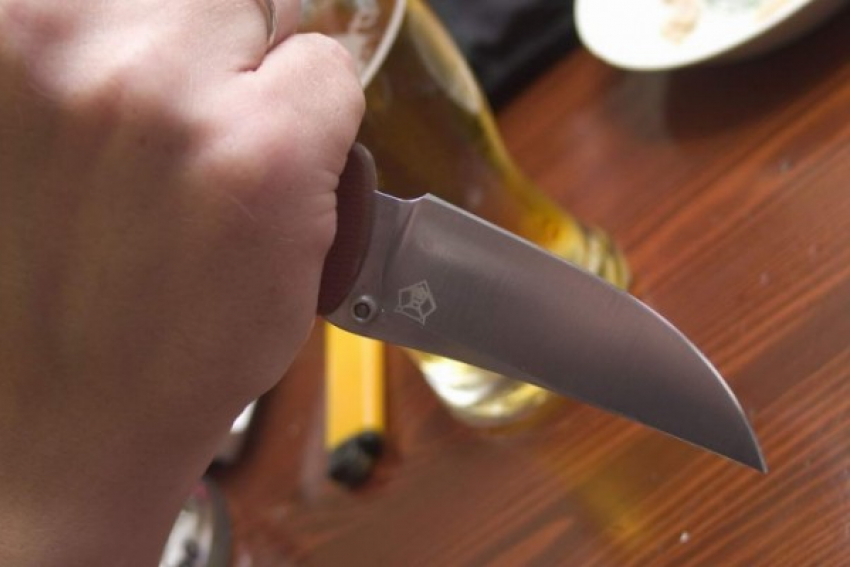 В Волжском рецидивист ударил ножом 25-летнего друга