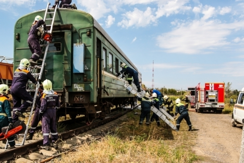 В Волгограде пожарные вытащили пострадавших из сошедшего с рельсов поезда 