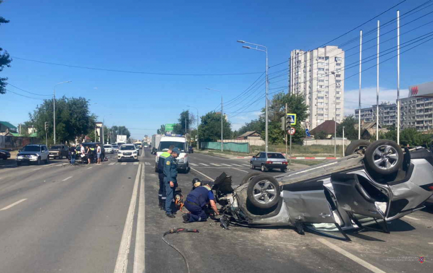 На видео попало ДТП с перевернувшейся иномаркой в Волгограде