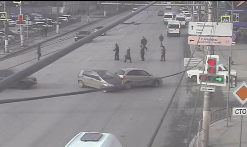 На видео попало ДТП двух иномарок на пересечении улиц в Ворошиловском районе