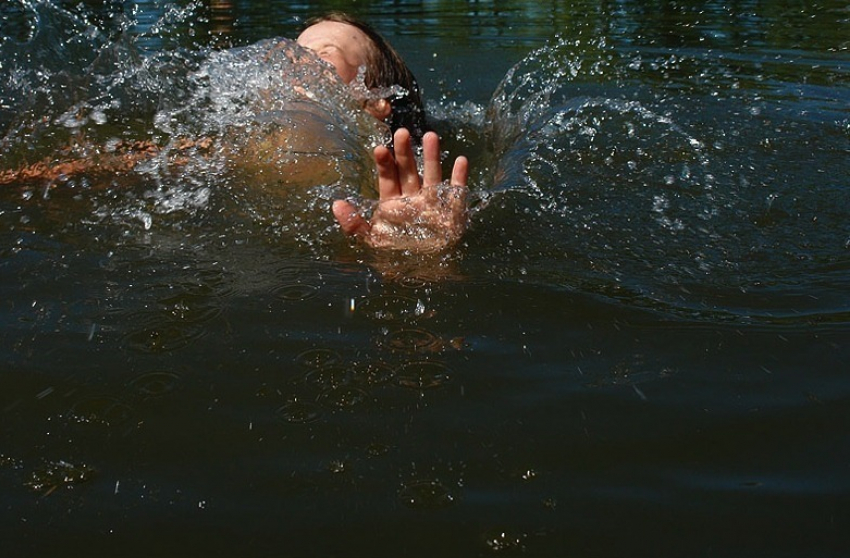 В Светлоярском районе 12-летняя девочка утонула в пруду
