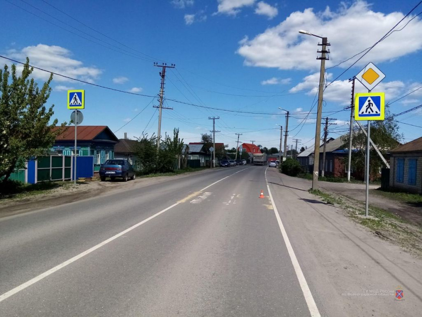 В Волгоградской области под колеса авто попали два ребенка