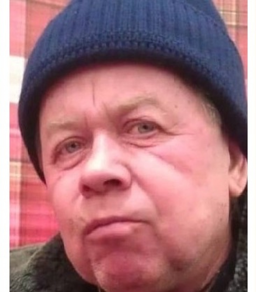 Дедушка в серой рубашке пропал в Волгограде 
