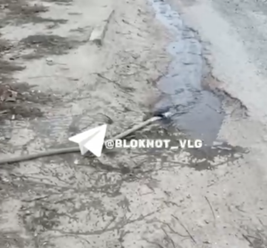 Многодетная жена участника СВО два месяца выкачивает воду из-за неустраняемого прорыва в Волгограде