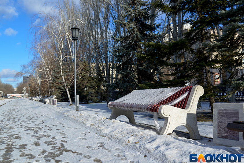 Настала эпоха перемен: на бульваре в центре Волгограда меняют скамейки