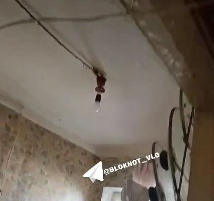 Купить шланг и заключить договор заставляют газовики волгоградскую пенсионерку с рухнувшей после капремонта крышей 