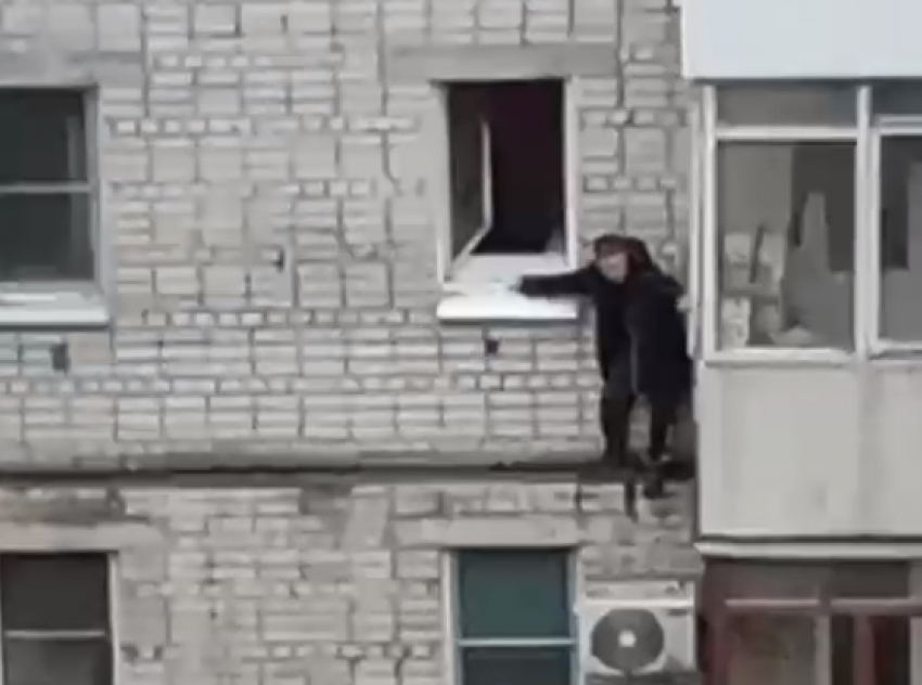 В центре Волгограда мужчина вышел в окно: видео очевидцев