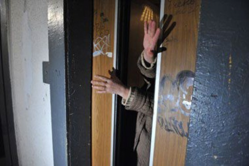 В лифте две волгоградки украли у пенсионера 25 тысяч рублей