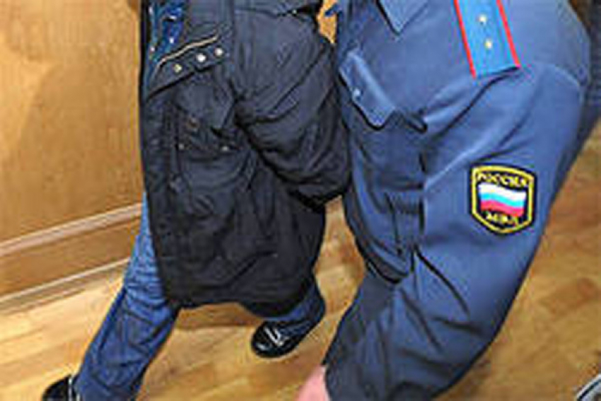 Под Волгоградом мужчина избил полицейского в свой день рождения