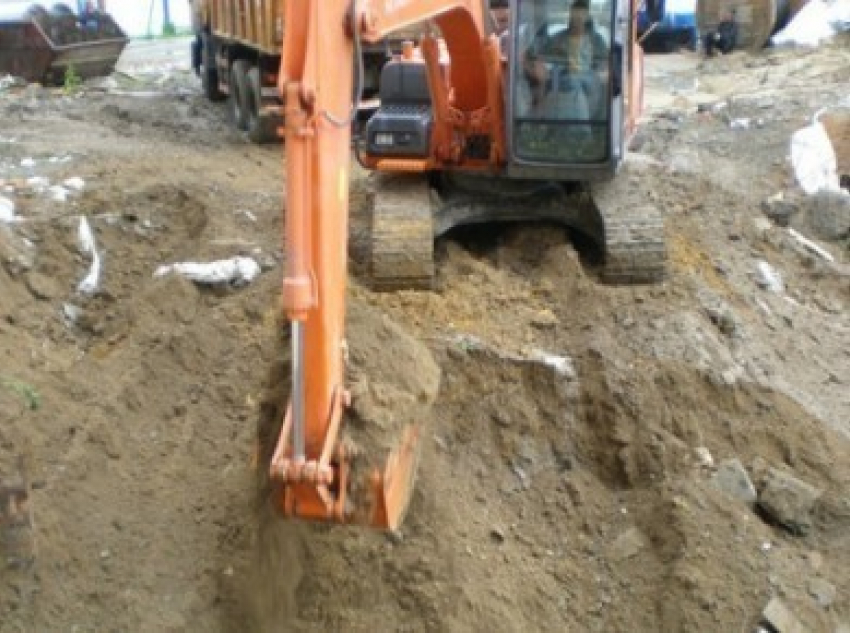 На юге Волгограда в песчаном карьере погиб рабочий