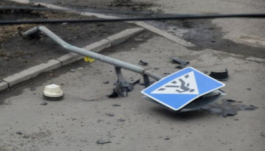 На юге Волгограда «Газель» протаранила дорожный знак: 1 в больнице
