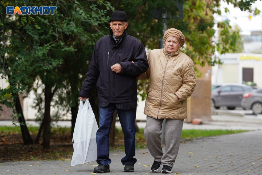 Пенсии и детские пособия досрочно перечислят волгоградцам в мае