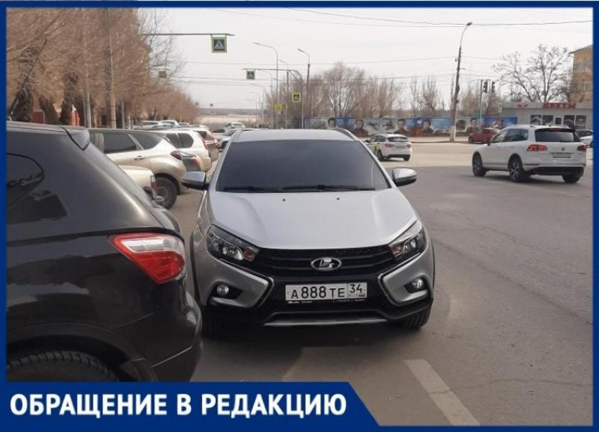 Демонстративную наглость автохама в центре города показала на видео волгоградка