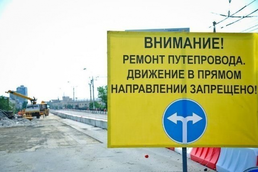 На Комсомольском мосту поднимают пролётные строения
