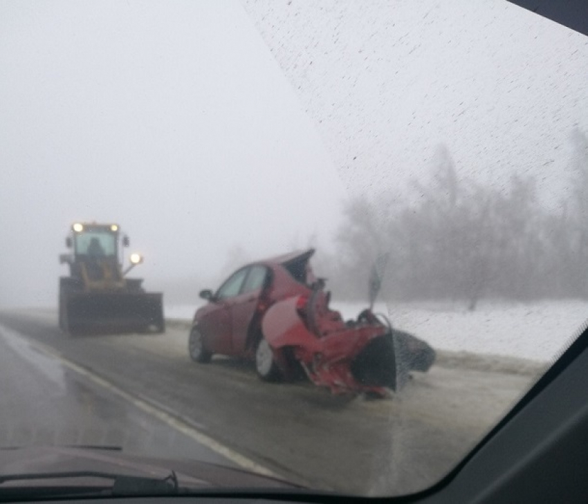 Грузовик разорвал Kia Rio на трассе под Волгоградом из-за сильного тумана