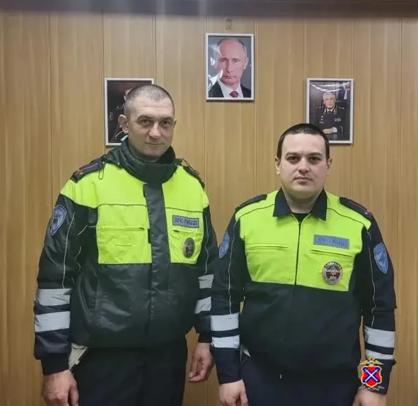 Застрявшую в грязи волгоградку спасли полицейские 