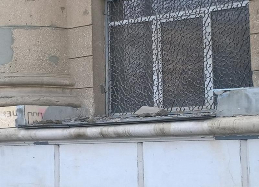 Отваливаются куски карниза, килограмм по 10, - житель Волгограда о здании военной прокуратуры