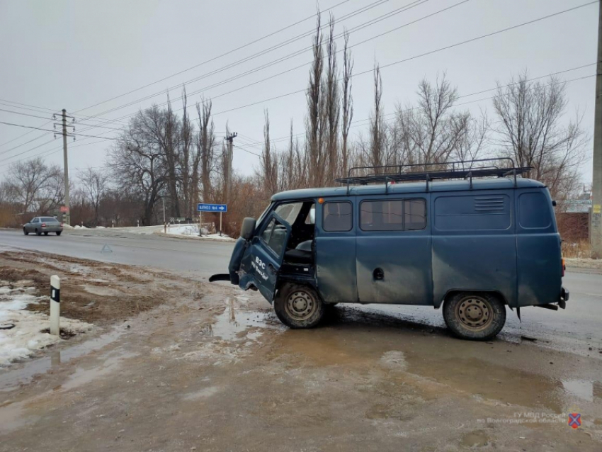 УАЗ и «девятка» столкнулись в районе шлюзов на юге Волгограда: водитель в больнице