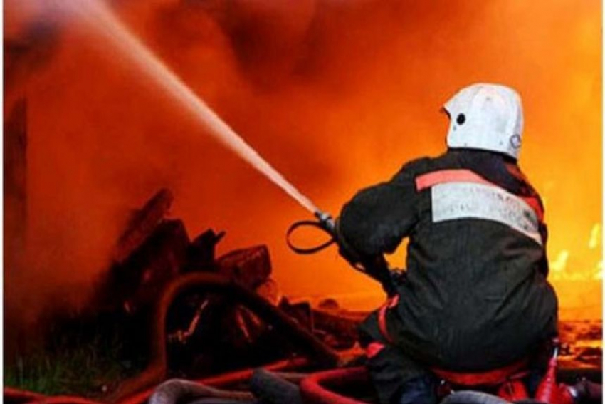 В Волжском в горящей пятиэтажке едва не погибли двое мужчин