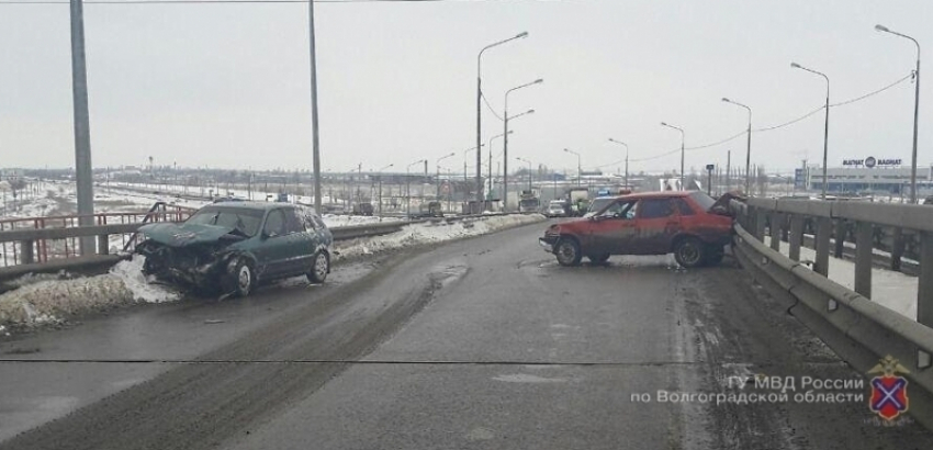 В Гумраке столкнулись Mazda и ВАЗ-21099: двое в больнице