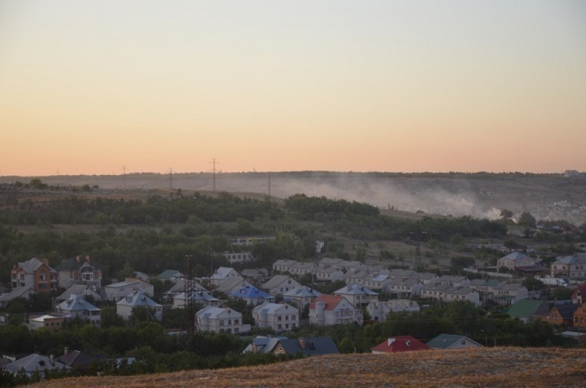 Жители юга Волгограда задыхаются от удушающего запаха горящей несколько месяцев свалки
