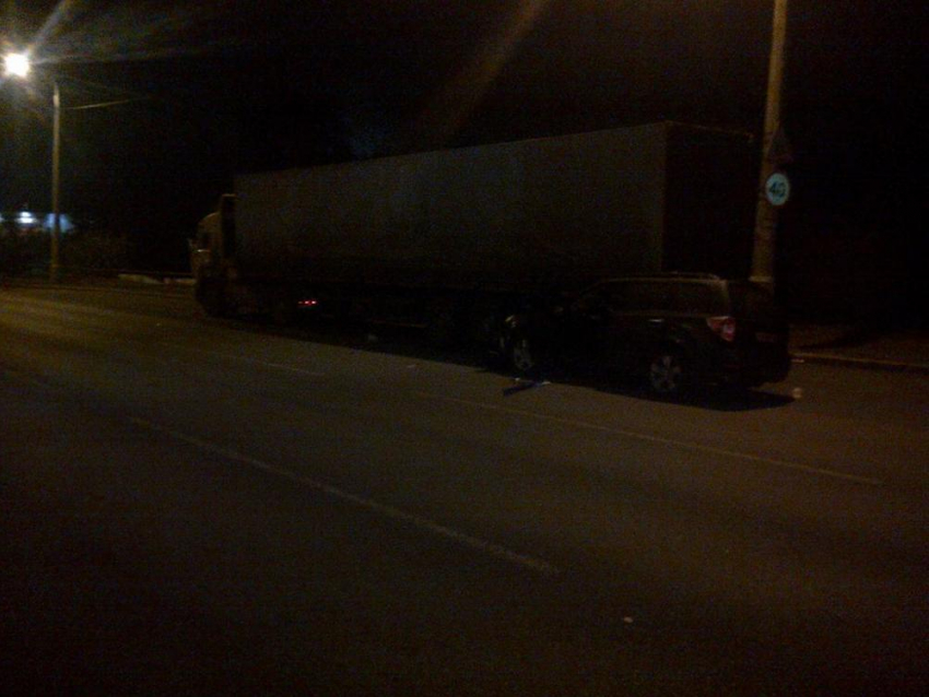 В Волгограде Subaru въехала в стоявший КамАЗ: 3 пострадали