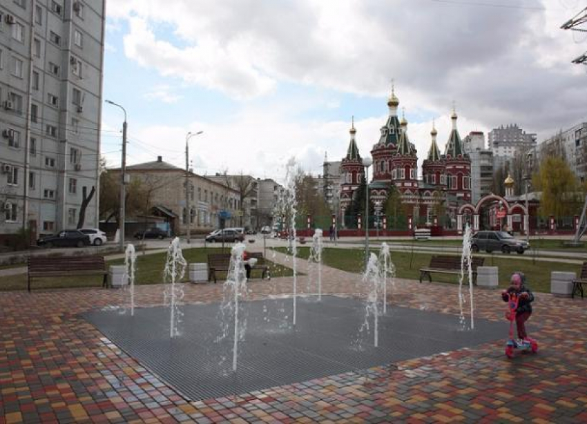 В Волгограде у Казанского собора заработал фонтан