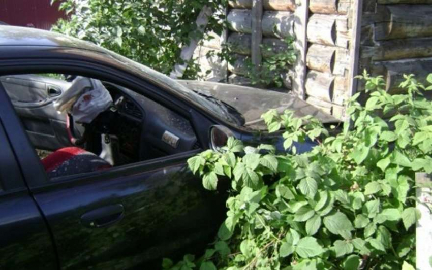 Лихач на ВАЗ-21140 разбомбил своим авто кирпичную стену дома под Волгоградом
