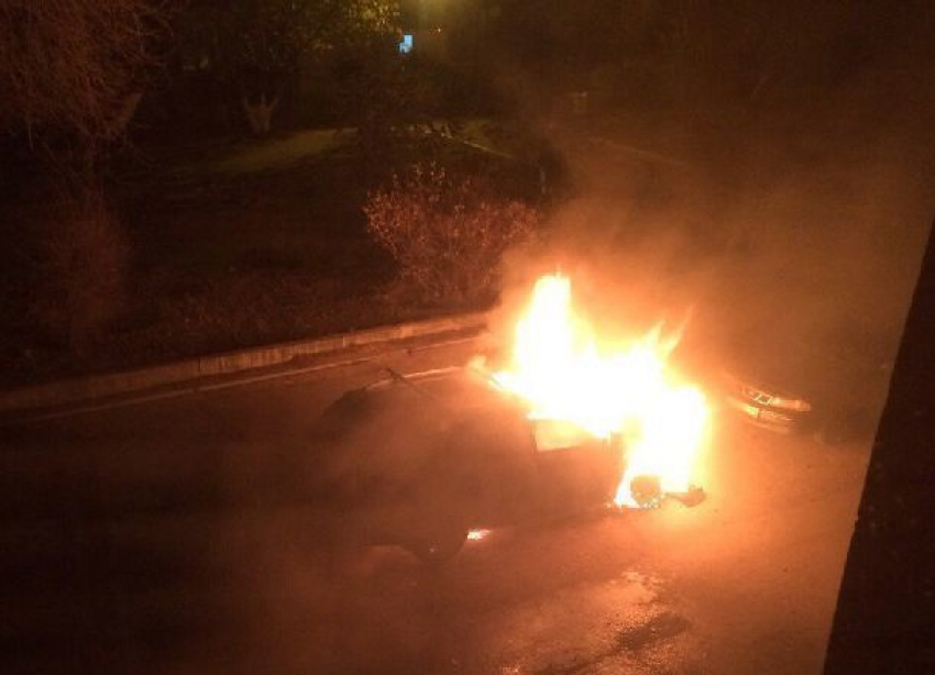 Шикарный Range Rover и две бюджетные иномарки сгорели ночью в Волгоградской области