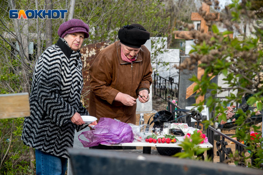 Две пожилые женщины пробрались на кладбище, несмотря на строгий запрет в Волгограде