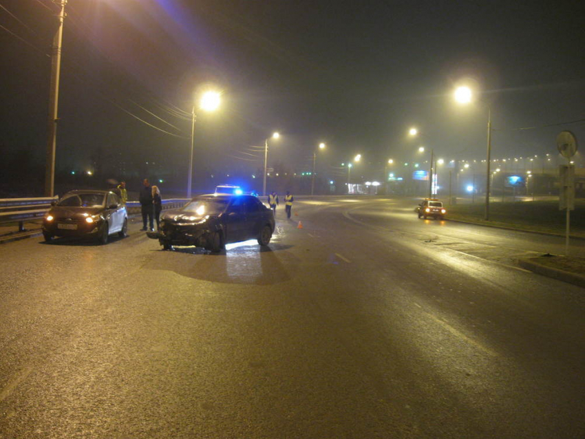 На Мамаевом Кургане в Волгограде «Рено Логан» снес забор