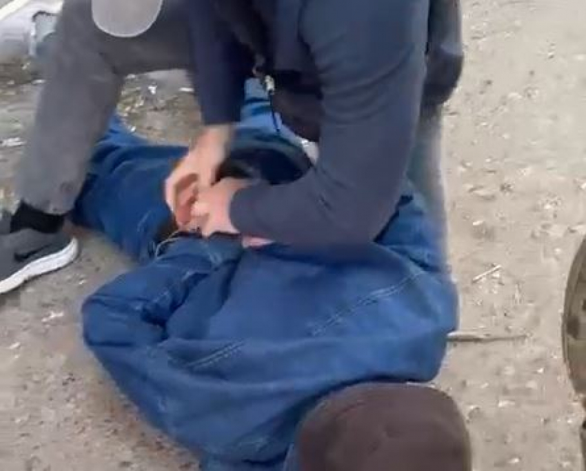 Лицом в асфальт уложили волгоградца сотрудники ФСБ: видео задержания