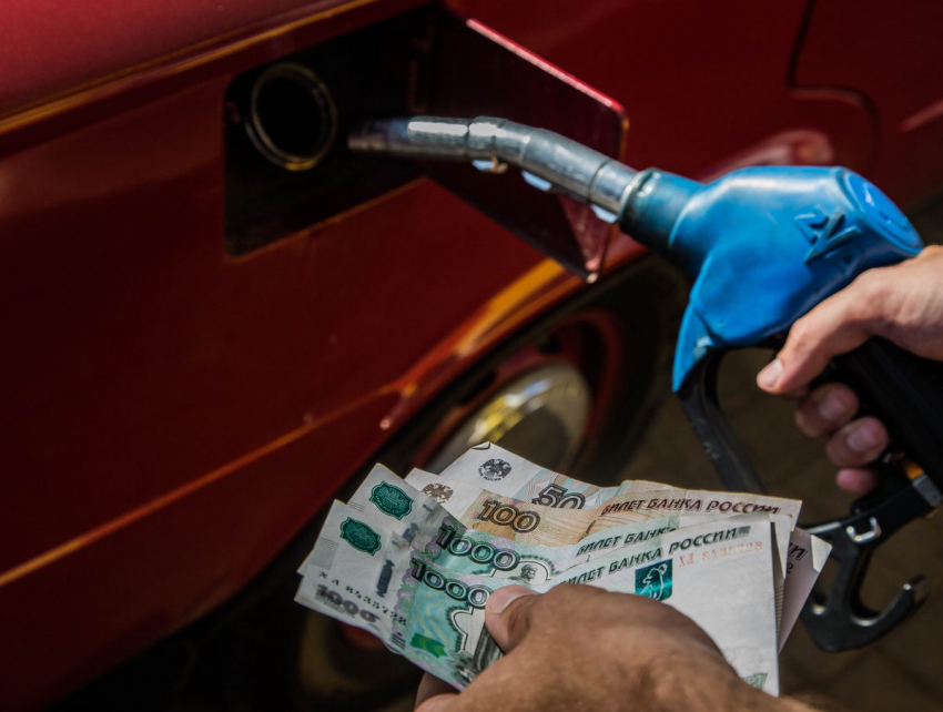 Больше 55 рублей за литр: как в Волгограде за год подорожал бензин