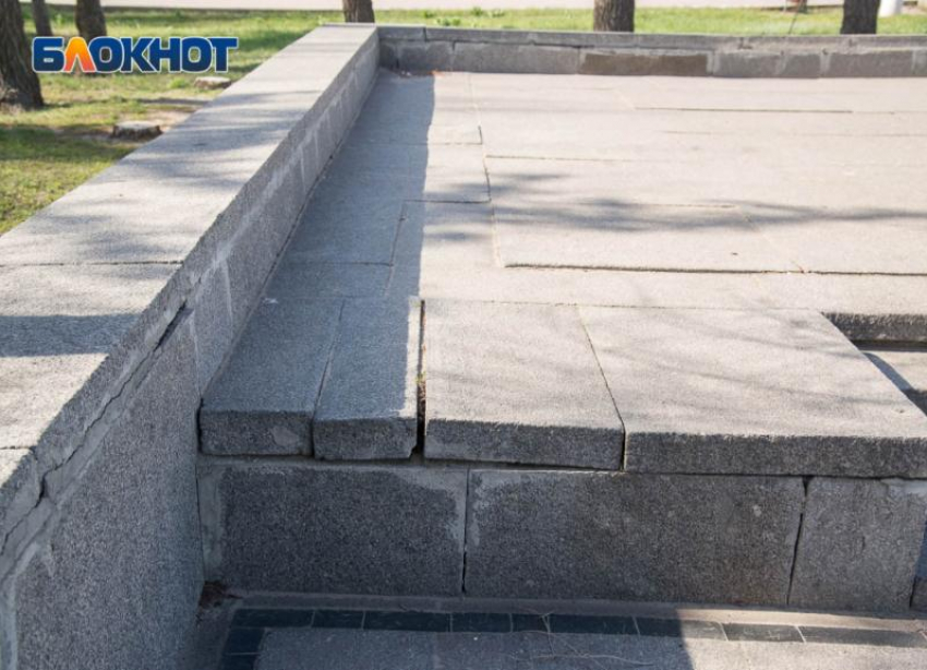Волгоградец готов закупить цемент и сам отремонтировать братскую могилу в сердце Волгограда