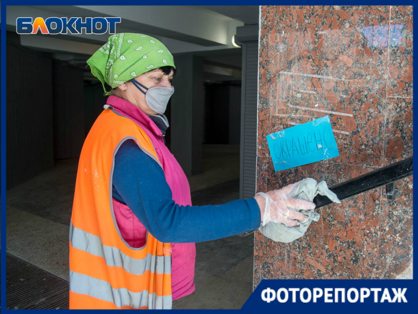 Безликая серость: в центре Волгограда при ремонте перехода закрасили мозаики