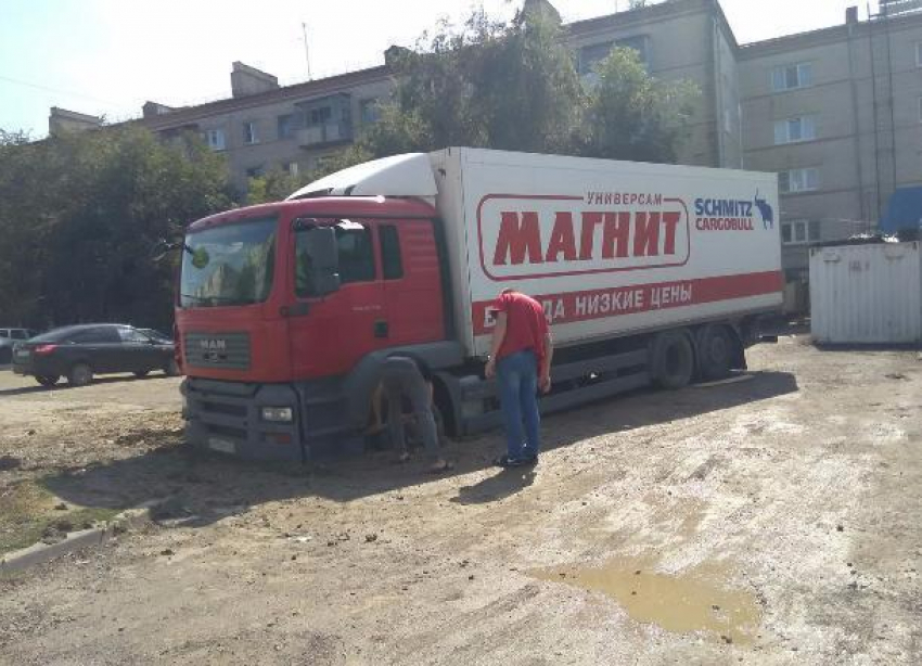 На севере Волгограда грузовик «Магнита» застрял в грязи