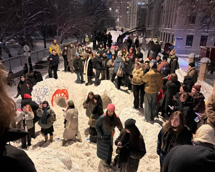 «Мы на большом сугробе, кто не пришел — лохи»: знаменитая московская снежная дюна переехала на тусовку в Волгоград