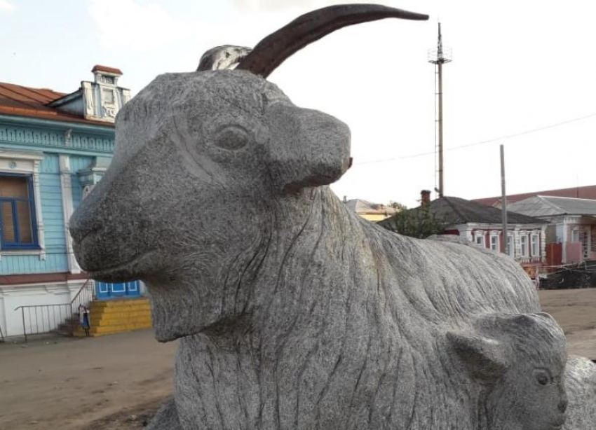 Знаменитая скульптура козы треснула в столице российской провинции Урюпинске