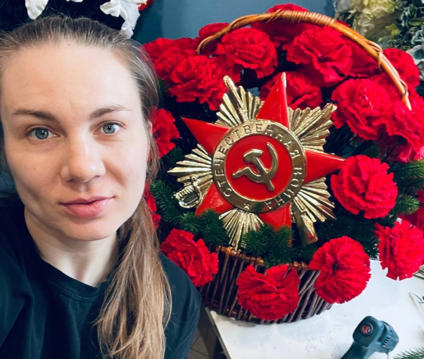 Известная траурный флорист взялась за особый заказ из Волгограда к Девятому мая