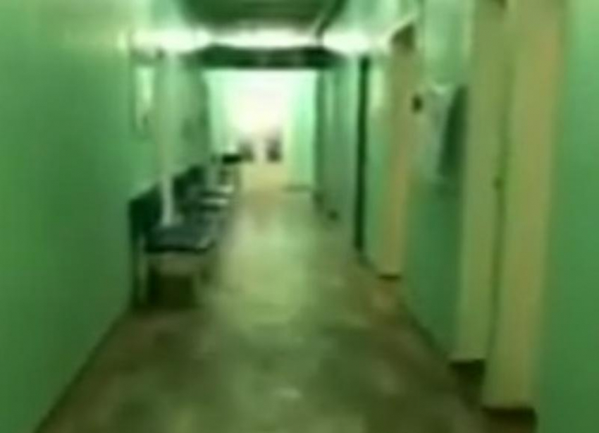 Пустые коридоры, пациентам отказывают в записи: две недели предложили ждать приема волгоградцу с катетером 